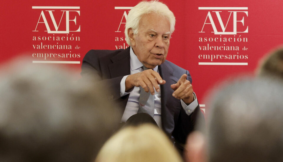 El expresidente del Gobierno Felipe González, este lunes en València. EFE/Manuel Bruque